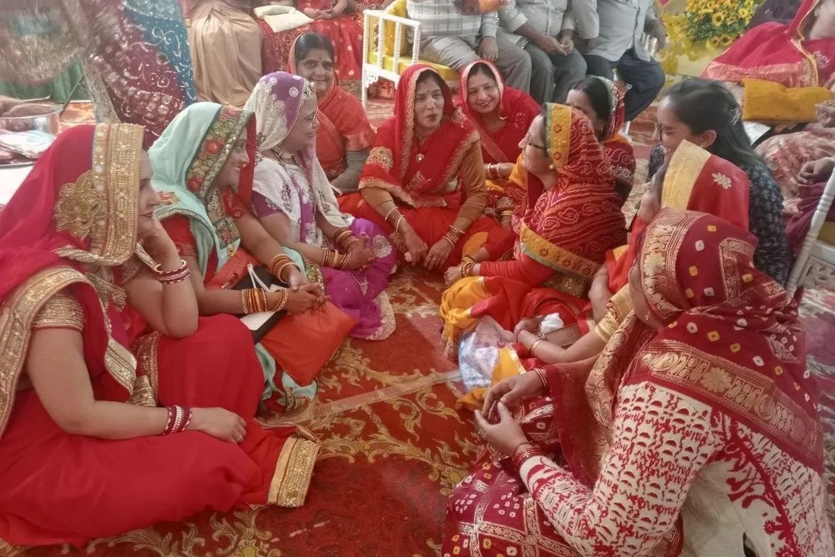 फोटो-पत्रिका।