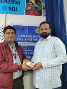 हनुमानगढ़: नए नोट वितरित करते बैंक अधिकारी।