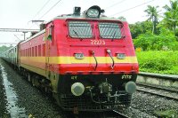 CG Railway News: जबलपुर-अंबिकापुर एक्सप्रेस की एसी बोगी पर पथराव, अज्ञात बदमाशों के खिलाफ FIR दर्ज(photo-patrika)