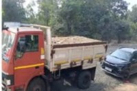 CG News: एक बार फिर रेत माफियाओं का आतंक, वनकर्मियों को कुचलने की कोशिश, ट्रक-कार जब्त
