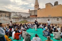 रूण गांव में सामाजिक सुधारों को लेकर बैठक करते ग्रामीण