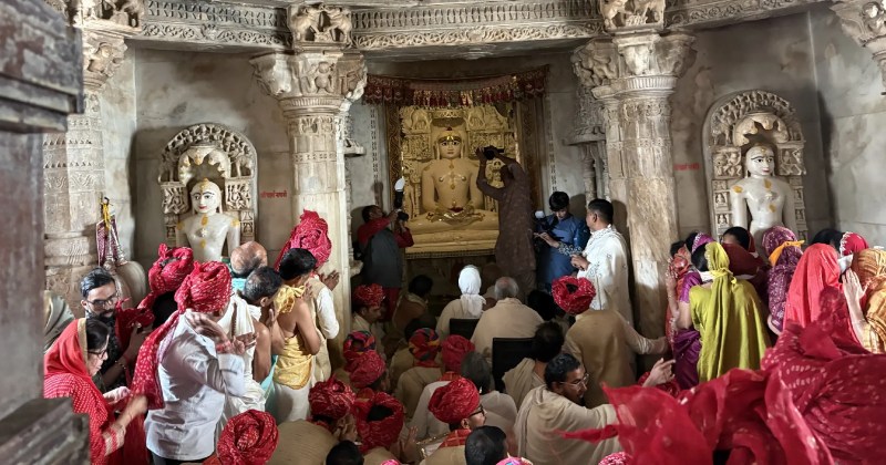 माउंट आबू। धार्मिक कार्यक्रमों में भाग लेते श्रद्धालु.