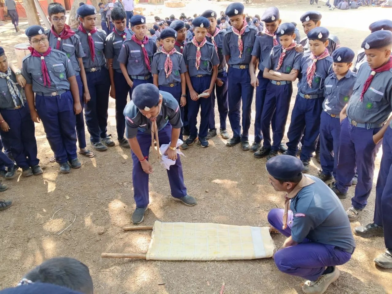 आपदा में सेवा का संकल्प: प्राथमिक उपचार और सुरक्षित तरीके से घायलों को अस्पताल पहुंचाने का अभ्यास करते स्काउट-गाइड सदस्य।