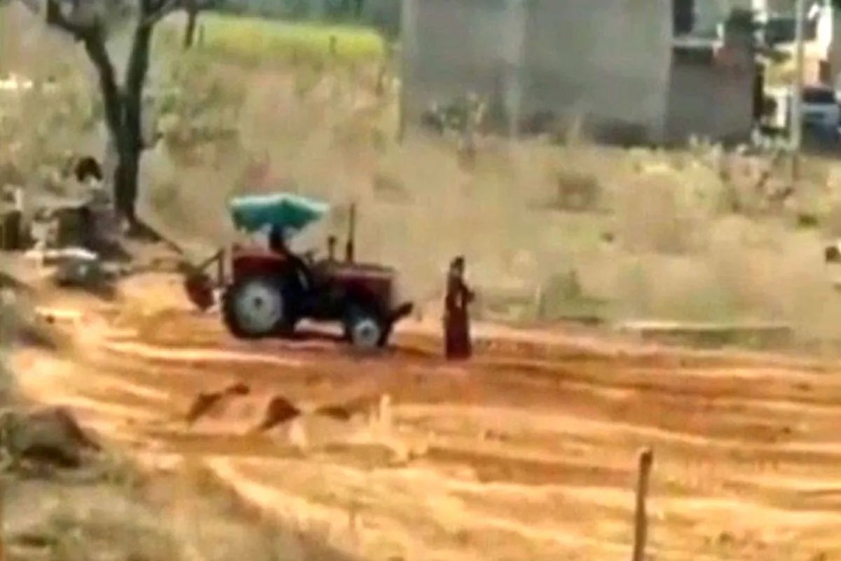 जमीन बचाने के लिए सास-बहू की दबंगों से सीधी टक्कर