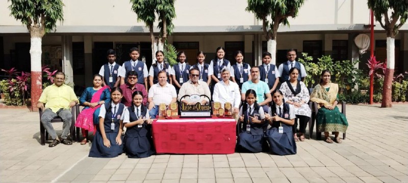 विभिन्न प्रतियोगिताओं में उत्कृष्ट प्रदर्शन कर जनरल चैंपियनशिप जीतने वाले हुब्बल्ली के शांतिनिकेतन अंग्रेजी माध्यम स्कूल के विद्यार्थी स्कूल प्रबंधन व शिक्षकों के साथ।