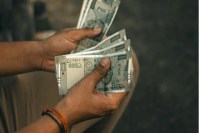 नया बाजार व्यापारी संघ के पूर्व अध्यक्ष से 20 लाख रुपए की ठगी का मामला सामने आया है। पीड़ित व्यापारी की शिकायत पर अदालत के आदेश के बाद प्रिज्म कंपनी के तीन अधिकारियों के खिलाफ कंपू थाना पुलिस ने ठगी और अमानत में खयानत का मामला दर्ज किया है।