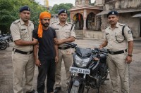 ग्वालियर. अचलेश्वर मंदिर के पास कम्पू थाना पुलिस ने बड़ी कार्रवाई करते हुए डॉक्टर की चोरी गई बाइक बरामद कर वाहन चोर को गिरफ्तार कर लिया।