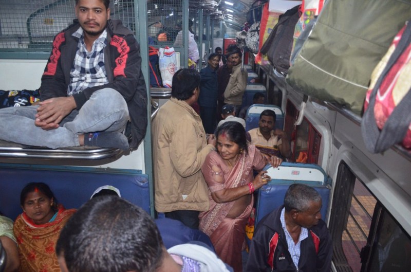 Public News: होली पर परेशानी का सफर, कई रूट की ट्रेनों में नो रूम, बस ही ऑप्शन