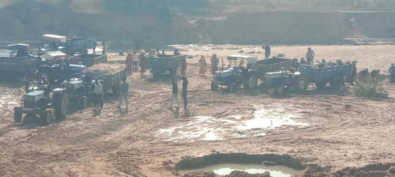 ग्रामीणों ने जांच की उठाई मांग, पड़वार क्षेत्र में हलफल नदी का मामला