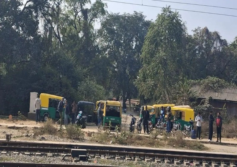 स्टेशन चारों ओर से खुला होने के कारण कोई भी व्यक्ति आसानी से परिसर में प्रवेश कर सकता है। रेलवे क्वाटर्स की ओर से बिना रोकटोक प्रवेश संभव