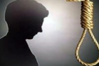 केंद्रीय कारागार नैनी में तैनात एक बंदीरक्षक ने कमरे में फांसी लगा ली।