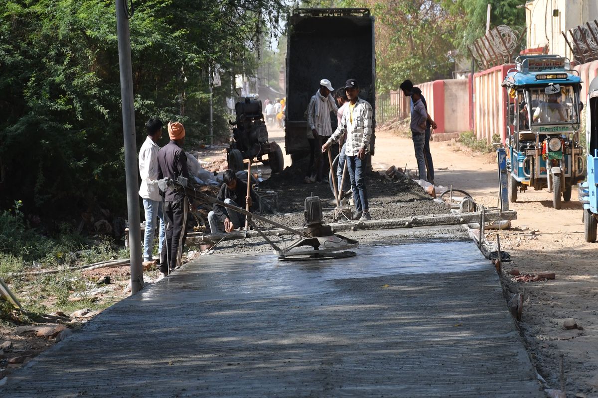 सडक़ निर्माण कार्य में देरी, फर्म को नोटिस, अब सीसी पर ध्यान Delay in road construction work, notice to firm, now focus on CC