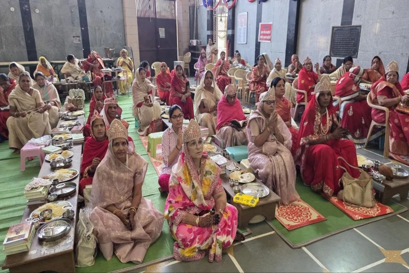 Cheers resounded at the Adinath Digambar Jain Temple, praising the 1024 qualities of the Lord.