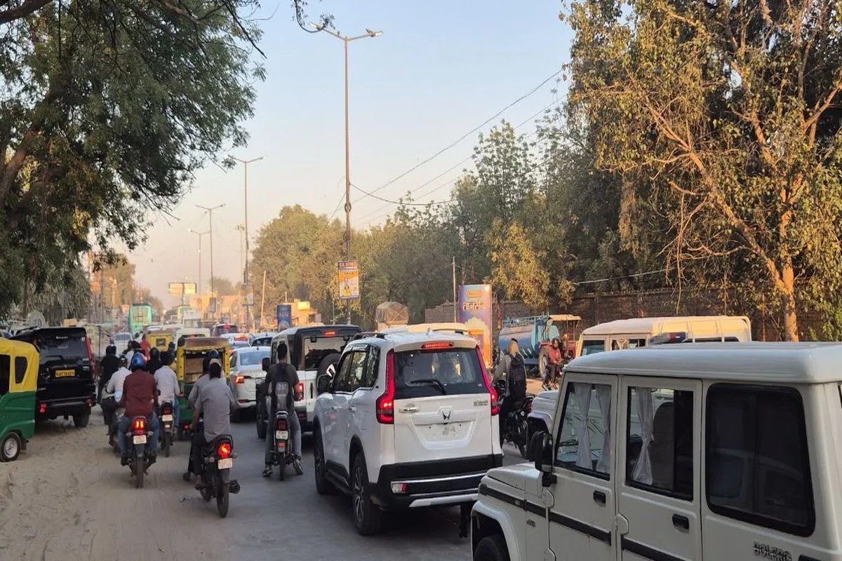 पुलिस लाइन चौराहे पर लगा जाम।