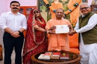 कृष्ण कुमार बिश्नोई ने मुख्यमंत्री को दिया शादी का निमंत्रण (फोटो सोर्स : : Naveen X)