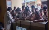गैस एजेंसी पर सिलेंडर के लिए लगी भीड़