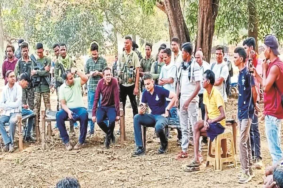 कलेक्टर ने सुनी ग्रामीणों की समस्याएं (photo source- Patrika)