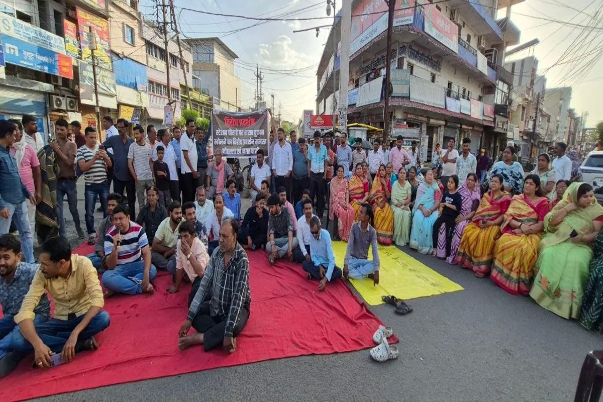 स्थानीय पार्षद बालकृष्ण यादव ने बताया कि स्टेशन चौराहा पर शराब दुकान खुलना गलत