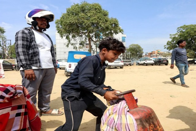 विकास नगर में गैस की गाड़ी घेर कर लोगों ने खुद उतारे सिलेंडर