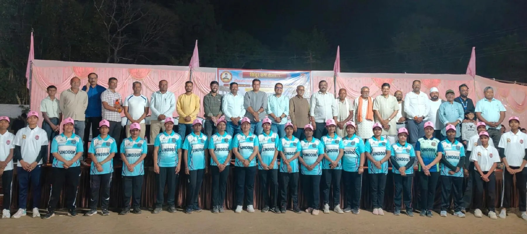 नगर के स्टेडियम मैदान में जिले के इतिहास में पहली बार विवाहित महिलाओं को खेल से जोडऩे सिंदूर कप सीजन 1 नाइट क्रिकेट टूर्नामेंट की शुरूआत हुई।