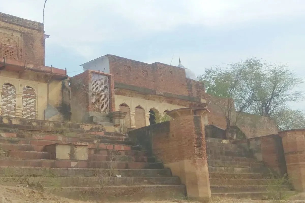 खंडहर हो रही 500 साल पुरानी विरासत, जिम्मेदारों ने की आंखें बंद 500-year-old heritage is falling into ruins, those responsible turn a blind eye