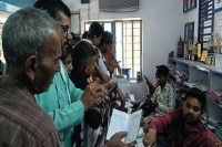 एलपीजी सिलेंडरों की किल्लत...मगर कालाबाजारी खुलकर Shortage of LPG cylinders...but black marketing is rampant