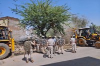 कोर्ट के आदेश पर विवादित भूमि से वर्षों पुराना कब्जा हटाया Years-old occupation removed from disputed land on court orders