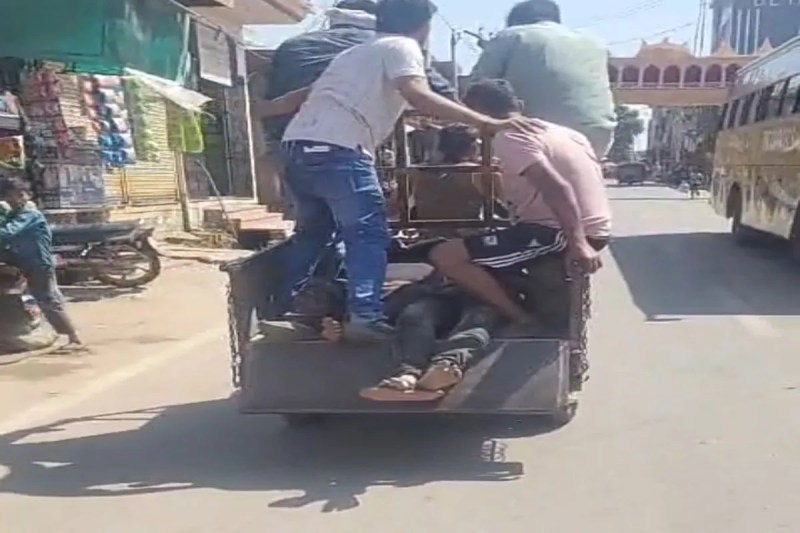 साइकिल को बचाने के प्रयास में बाइक स्लिप, 3 घायल Bike slips while trying to save a bicycle, 3 injured