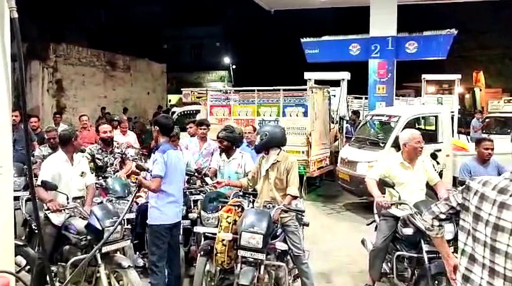 Rajasthan Fuel Rumor Triggers Long Queues at Salumber Petrol Pumps Authorities Assure Normal Supply and Urge Calm