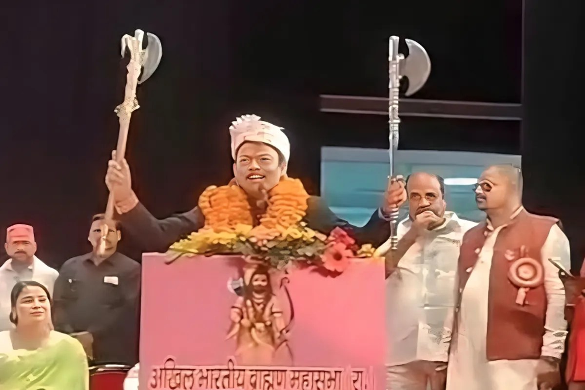 Brahmin Prabuddh Sammelan: फरसा लेकर मंच पर पहुंचे निलंबित PCS अधिकारी, लखनऊ कार्यक्रम में मचा हंगामा