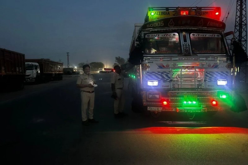 -वाहन जब्त करते परिवहन अधिकारी-कर्मचारी।
