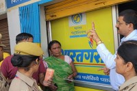 उपभोक्ताओं से बात करते डीएम और एसपी, फोटो सोर्स- 'X' डीएम फर्रुखाबाद