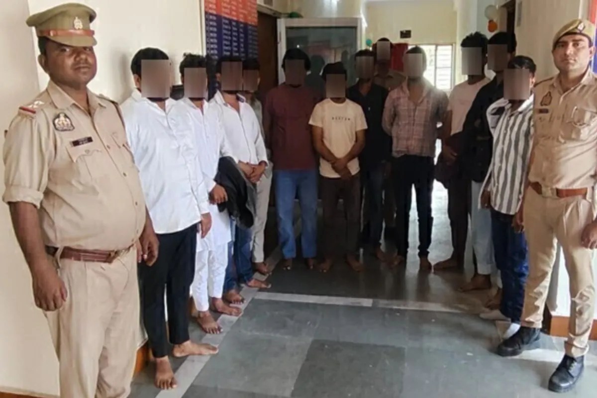 पकड़े गए आरोपों के साथ पुलिस टीम फोटो सोर्स विभाग
