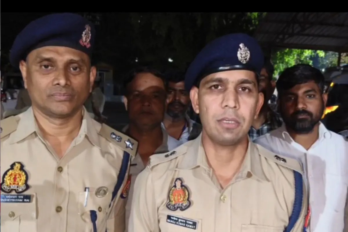 पकड़े गए आरोपियों के साथ पुलिस टीम फोटो सोर्स विभाग