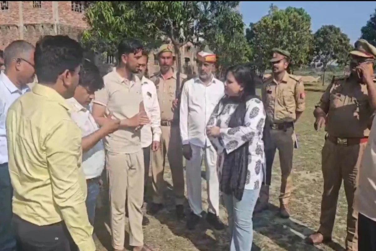 विद्यालय जांच करने पहुंची एसडीम सहित अन्य अधिकारी फोटो सोर्स पत्रिका