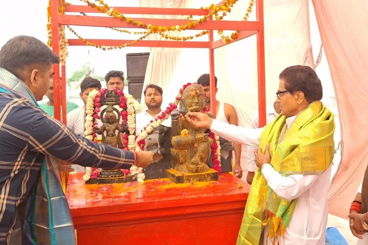 केदारेश्वर मंदिर में पूजा करते राम गोपाल यादव, फोटो सोर्स- X समाजवादी पार्टी