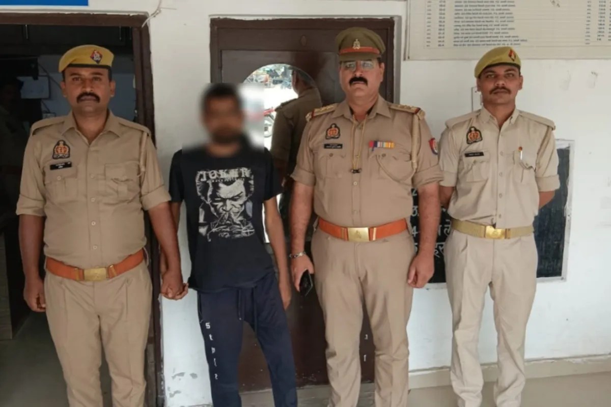पुलिस टीम के साथ गिरफ्तार आरोपी फोटो सोर्स विभाग