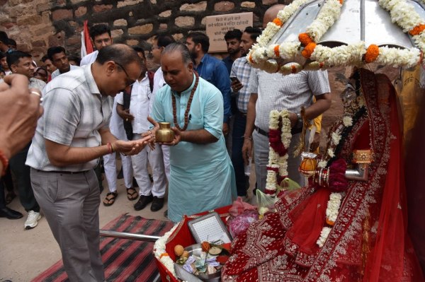 The royal Gangaur procession started from Ahichhatrapur fort.