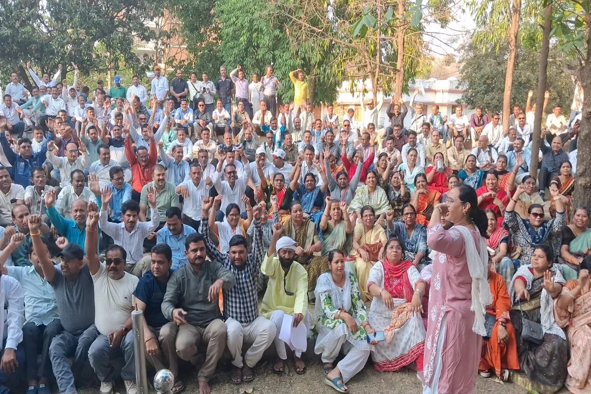 जिले भर से ग्राम लोलरी पहुंचे शिक्षकों ने स्कूल शिक्षा एवं परिवहन मंत्री राव उदयप्रताप सिंह को ज्ञापन सौंपा। मांग रखी कि सुप्रीम कोर्ट में मध्यप्रदेश शासन की ओर शिक्षक पात्रता परीक्षा के संबंध रिव्यु पिटीशन दायर की जाए।