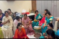 भजन के जरिए विरोध, गोमती नगर में महिलाओं का अनोखा प्रदर्शन, वीडियो वायरल (फोटो सोर्स : भाषा WhatsApp News Group)