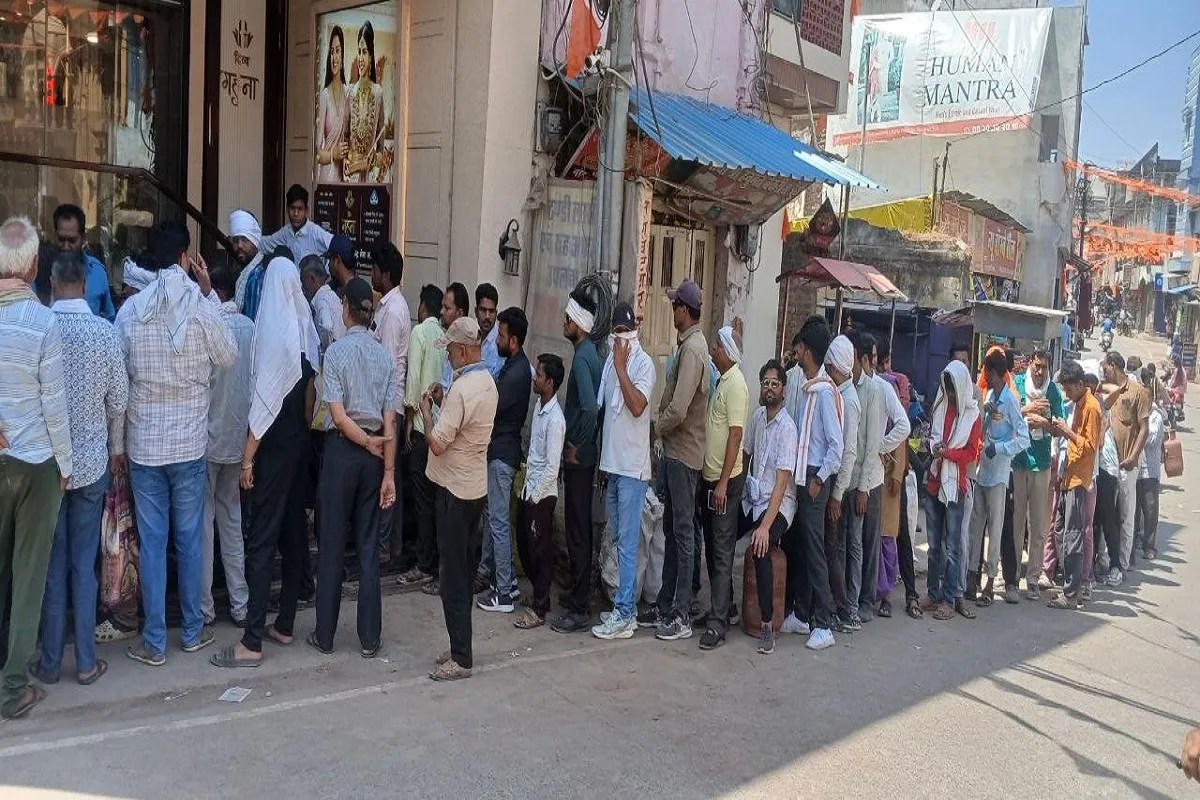 जिले में डीजल-पेट्रोल के साथ ही गैस सिलेंडरों की मांग दोगुनी हो रही है, जिससे न केवल डीजल-पेट्रोल पंपों पर बल्कि गैस एजेंसियों पर भी लोगों की लाइन खत्म नहीं हो रही है। न तो लोग दिन में धूप की परवाह कर रहे हैँ और न ही रात के भटकाव से परहेज कर रहे हैं।