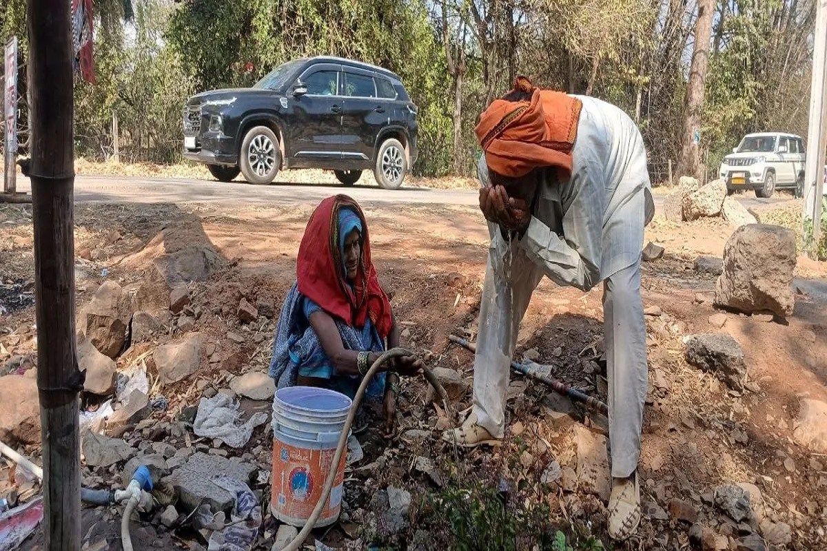 जिले में गर्मी का असर लगातार बढ़ता जा रहा है और तापमान अब तेजी से ऊपर चढ़ने लगा है। मार्च के अंत में ही इस तरह की तीव्र गर्मी ने लोगों को परेशान करना शुरू कर दिया है, जिससे आने वाले दिनों में हालात और कठिन होने के संकेत मिल रहे हैं।