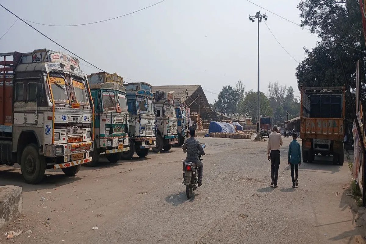 लंबे समय से अटकी कृषि उपज मंडी नरसिंहपुर के विस्तार की प्रक्रिया जल्दी ही जोर पकड़ेगी। मंडी क्षेत्र विस्तार की कार्ययोजना के संबंध में अधिसूचना का प्रकाशन होने के बाद मंडी प्रबंधन ने बोर्ड के निर्देशों पर आगे की कार्ययोजना पर कार्य शुरू कर दिया है।