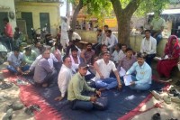 पटवारियों ने अधिकारियों पर लगाया दबाव बनाने का आरोप Patwaris accused the officials of putting pressure on them