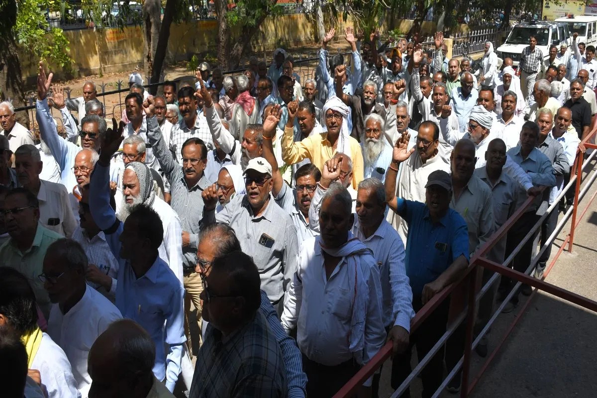 पेंशनर्स ने मनाया काला दिवस, किया प्रदर्शन Pensioners observed black day and protested