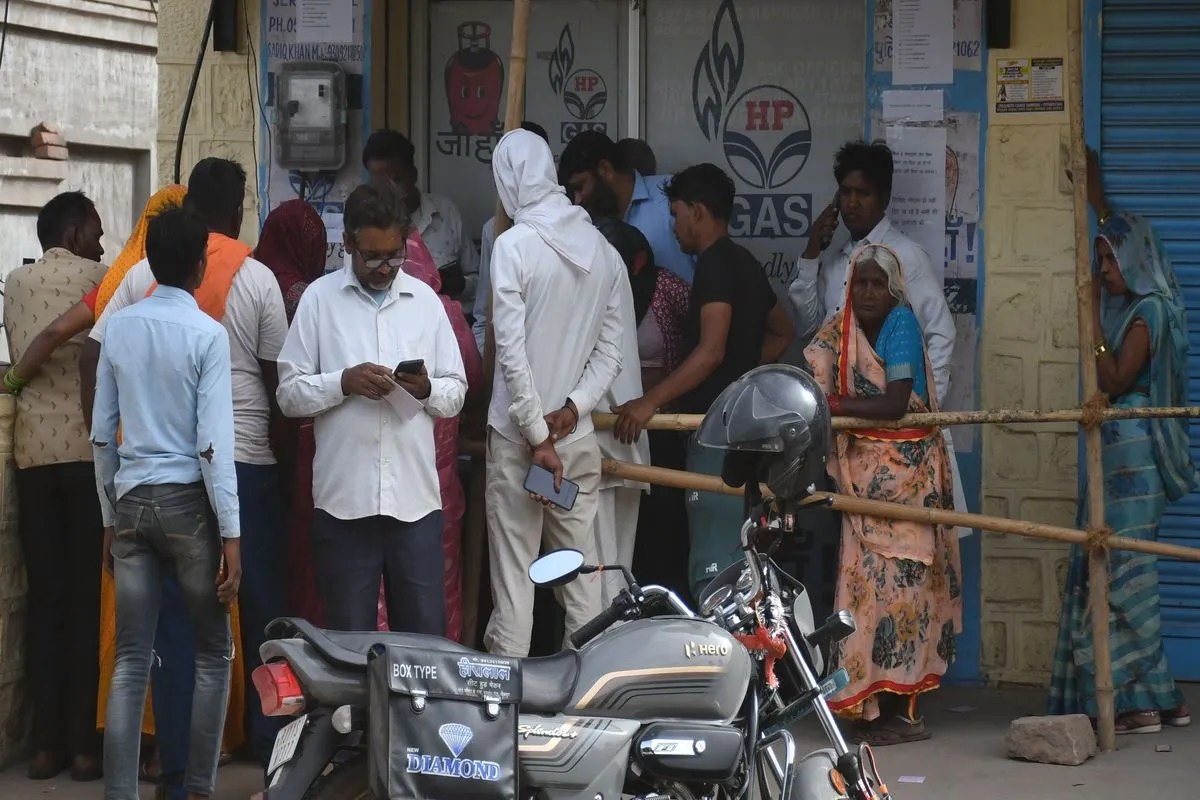 शादी वाले घरों में टेंशन...नहीं मिल पा रहे एलपीजी सिलेंडर Tension in wedding homes... LPG cylinders are not available