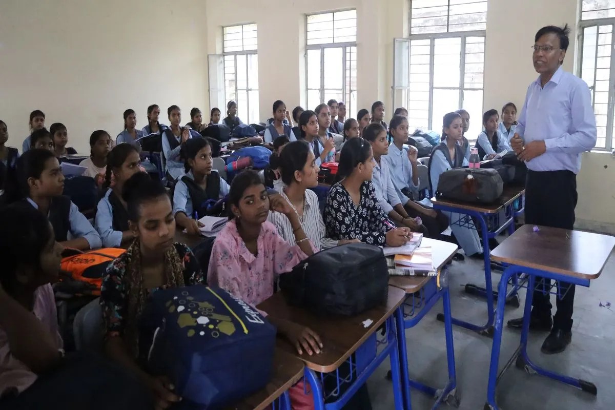 निजी स्कूलों में सीट आवंटन और बच्चों की फीस ने बढ़ाई परेशानियां Seat allocation and children's fees in private schools have increased problems