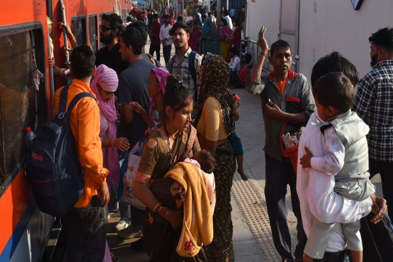 होली की खुमारी...बाजारों से लेकर बसों और ट्रेनों में यात्रियों की भीड़ The excitement of Holi... From markets to buses and trains, there is a rush of passengers