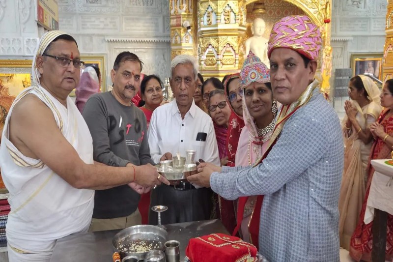 After eight days of fasting, Shah walked barefoot on the path of faith, concluding his fast with a thaali yatra.