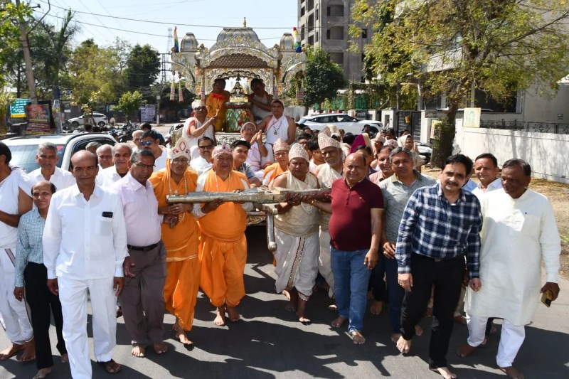 1008 offerings were made in the Vishwa Shanti Yagna, the city resounded with devotion; Shriji rode out on a golden chariot.